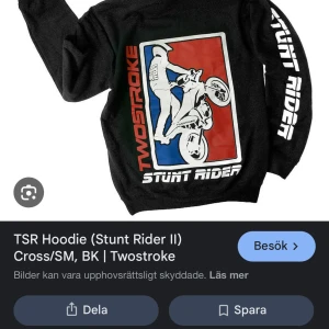 Svart TSR hoodie med stunttryck - Svart hoodie från Twostroke med stort färgglatt tryck på ryggen som visar en stunt rider på cross. Texten 'STUNT RIDER' och 'TWOSTROKE' syns både på ryggen och ena ärmen. Perfekt för dig som gillar cross och streetstyle.
