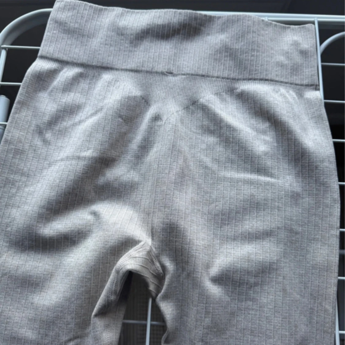 Beige ribbade leggings med hög midja - 1