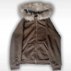 Brun hoodie med pälskantad huva fur hood - Brun zip up hoodie med fuskpäls runt, riktigt stilig. Storlek M. Skriv om frågor. 