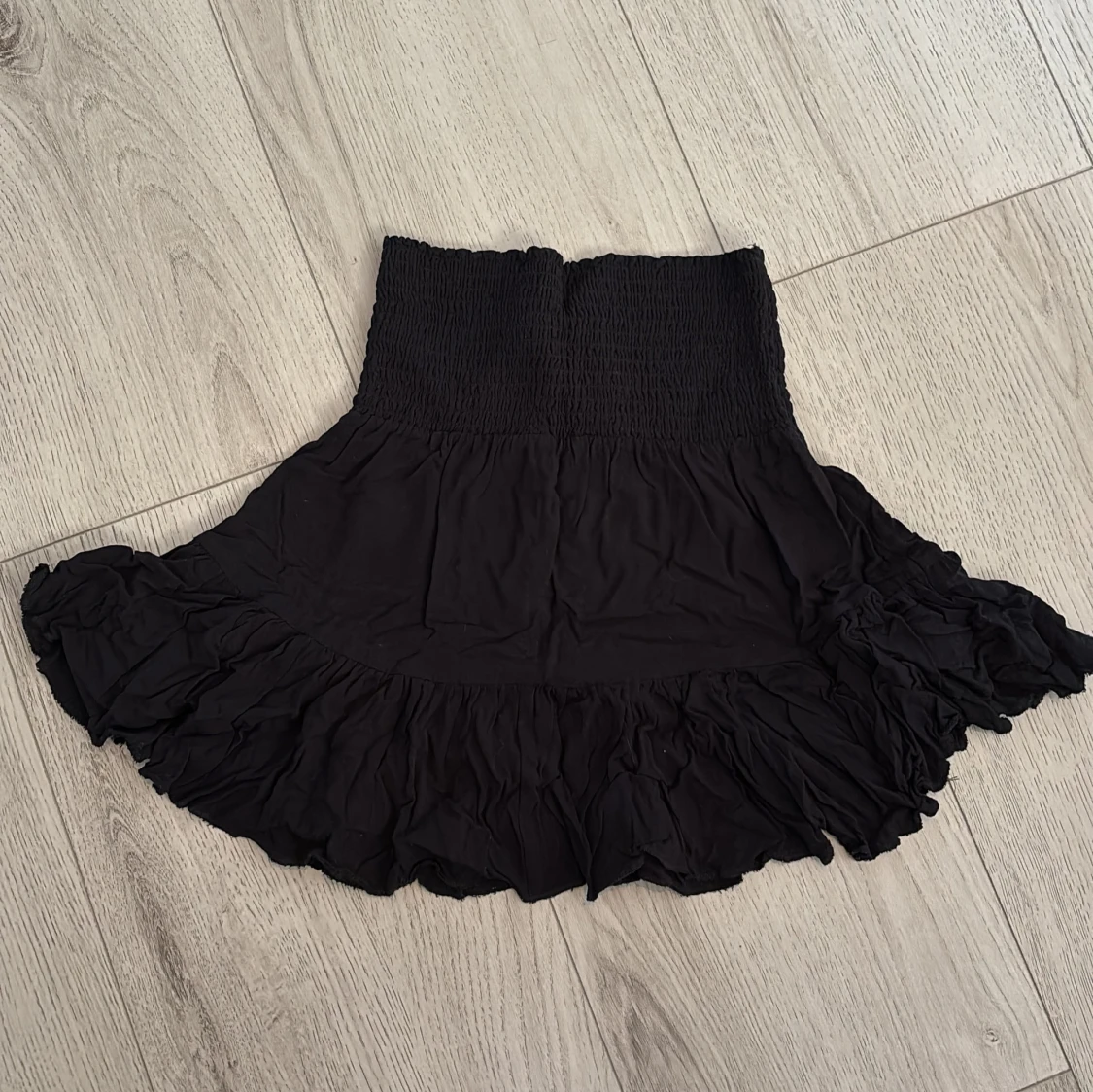 Svart volangkjol med smock