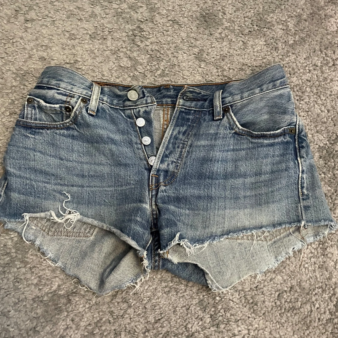 Blå jeansshorts med fransig kant - 2