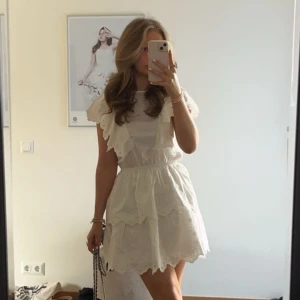 Volangklänning - Superfin klänning från hm, använd vid ett tillfälle alltså i nyskick