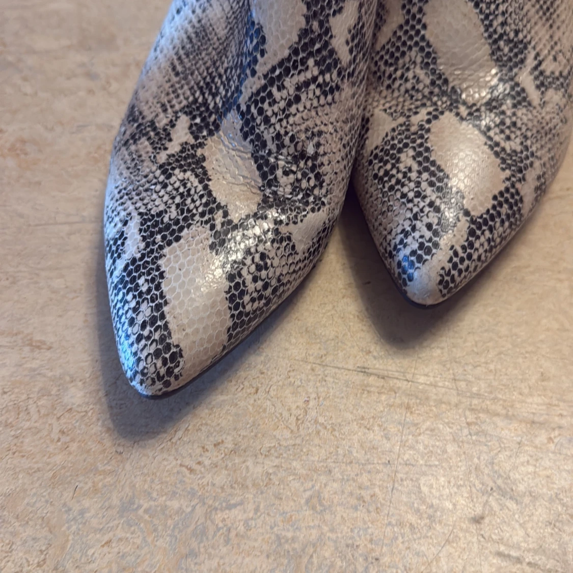 Ormskinnsmönstrade Vagabond mules - 1