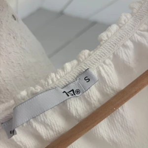 Vit tshirt från lager157 strl S - Vit tshirt från Lager 157🩷strl är S och säljer då den tyvärr är för liten. Skulle söga att den passar som xxs-s. Man kan ha den vanlig och off shoulder🩷🩷skriv om ni har frågor eller vill köpa🩷🩷