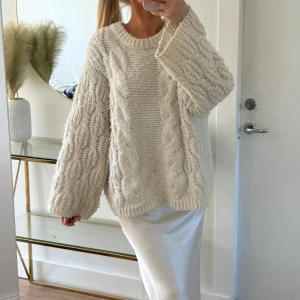Stickad tröja - Stickad tröja från Vero Moda. Beige/vit färg, oversized modell.