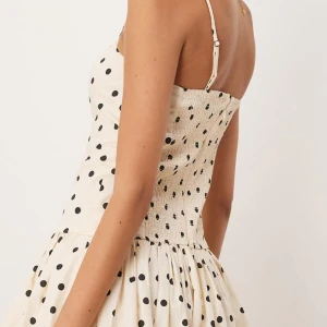 Prickig kortklänning med ballongkjol - Supersöt kort klänning med ballongkjol och tunna axelband. Går att göra till en bandeuklänning. Aldrig använd. Nypris: 829 kr 