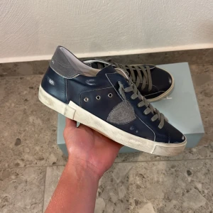 HELT NYA Marinblåa Philippe Model - HELT NYA  Marinblåa Philippe model || Storlek 41 (innermått 27,5cm) || Mitt pris 2599kr || Box medföljer || Tveka inte på att höra av dig vid frågor eller funderingar 