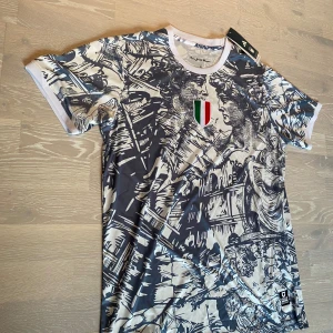 Special Italien T-shirt 🇮🇹  - Säljer en jätte fett Italien special fotbollströja. Den är helt ny och är i nytt kvalitet. Den i L och måtten finns på sista bilderna. Priset kan diskuteras och skickar inom 24tim.