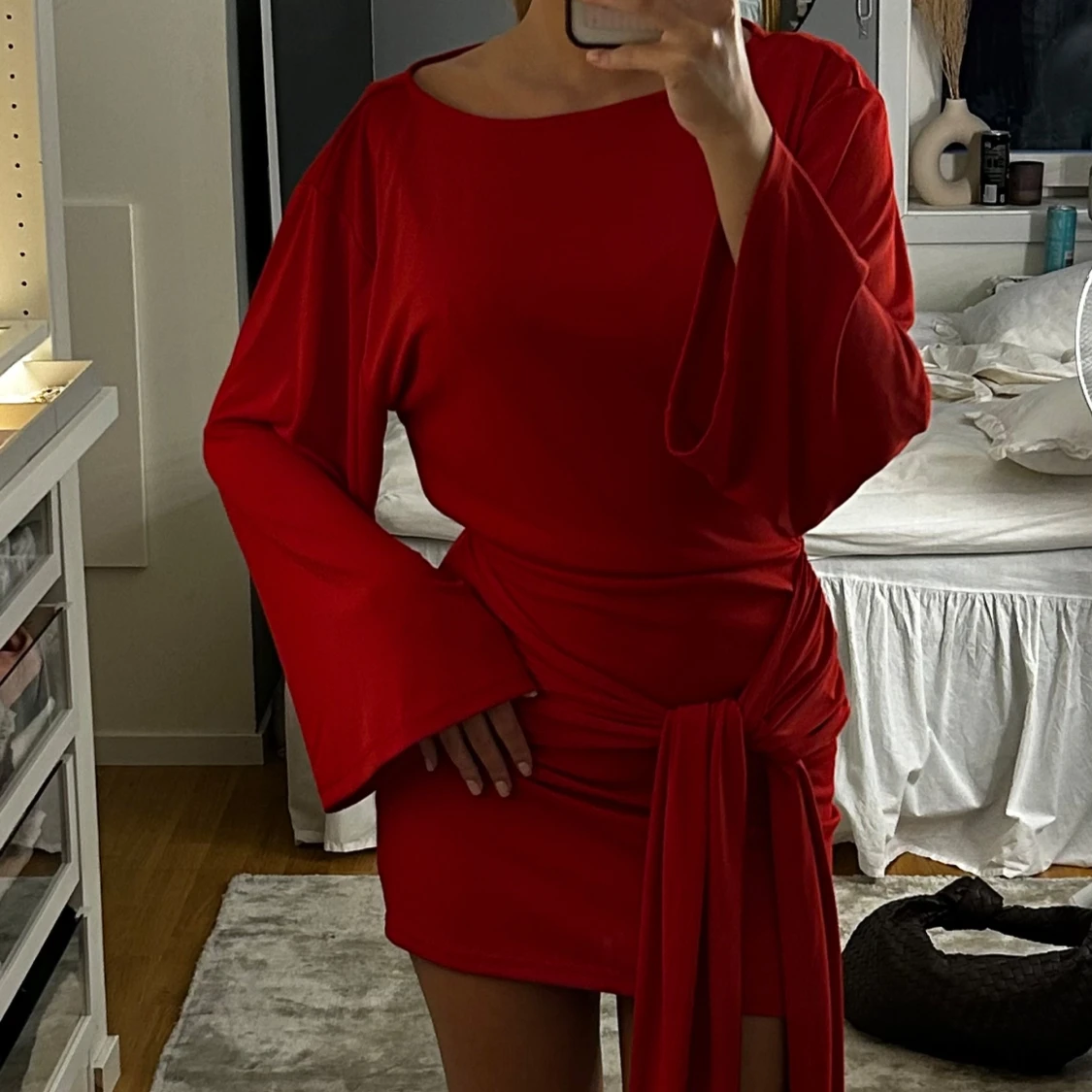 Röd klänning med knytdetalj