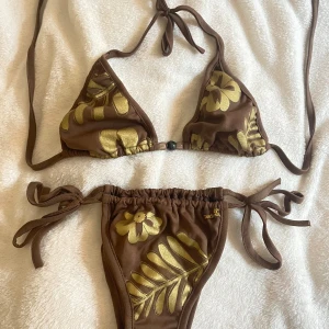 Bikini - Så fin brun bikini med guld detaljer köpt utomlands🌺passar xs/s typ
