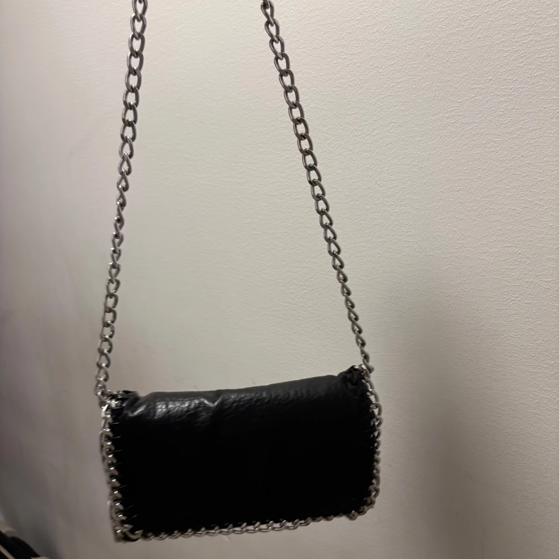 Svart axelväska med kedjedetaljer - 2