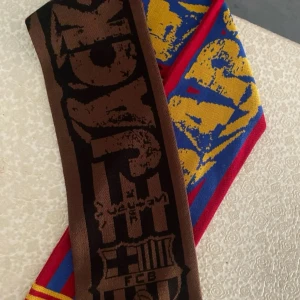 Halsduk Barcelona x Cactus Jack Limited Edition  - Säljer 2st helt nya oöppnad Barcelona halsdukar med collaben Catcus Jack (Travis Scotts märke). Säljs 1000kr styck. på stockX kostar det 1500+ med frakten och avgifter etc. 100% Äkta. Har Orderbekräftelsen, DM för flera bilder.