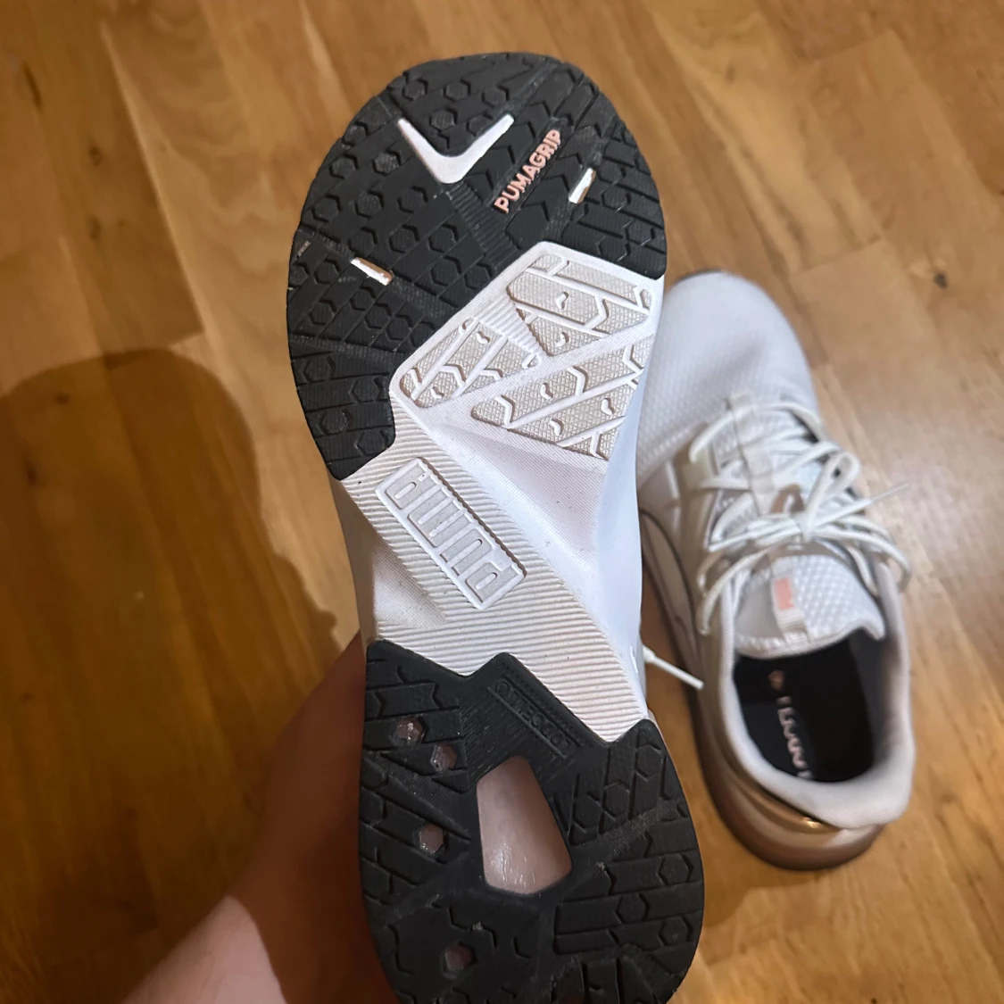 Vita sneakers från Puma strl 41 - 1