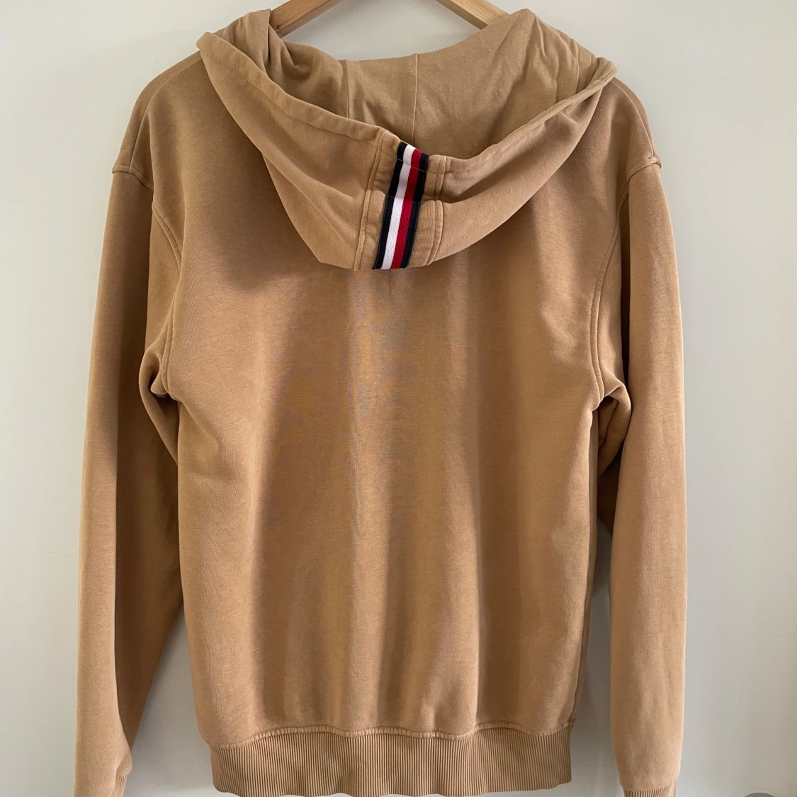 Beige hoodie från Tommy Hilfiger - 1