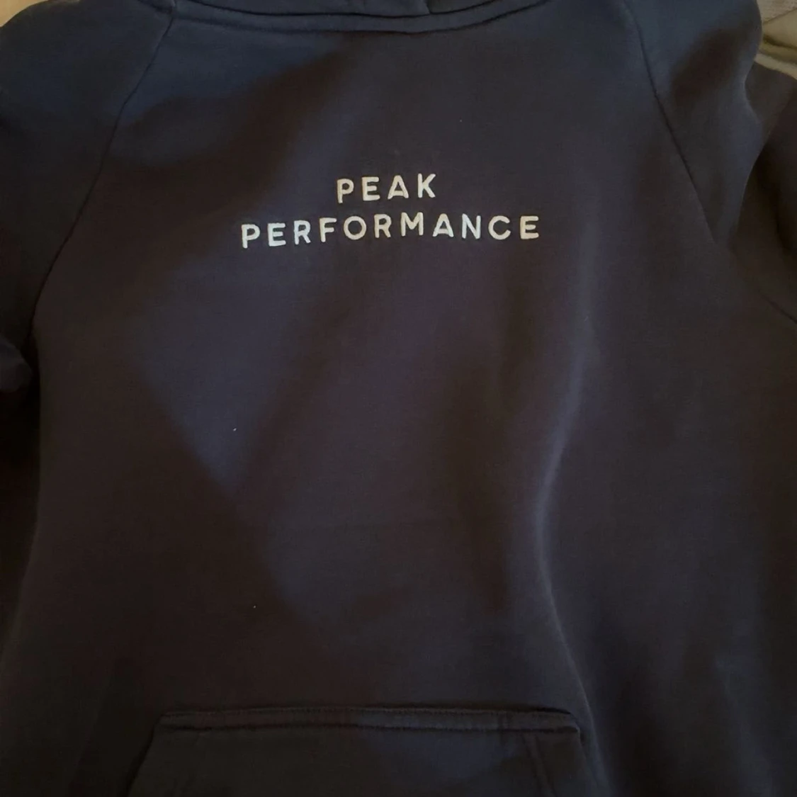 Mörkblå hoodie från Peak Performance - 1