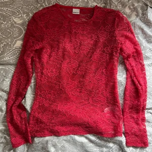Röd spets topp - Röd spets topp från Ginatricot❤️tröjan är lite sliten i armarna men inget som syns när toppen är på❤️hör av dig vid frågor!!