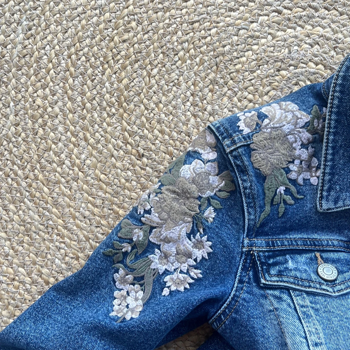 Blå jeansjacka med broderade blommor - 2