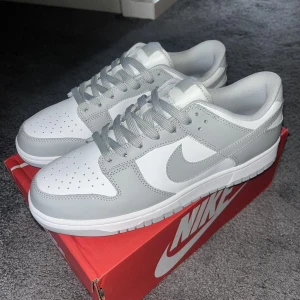 Nike dunks grey  - Tjena! Jag säljer mina gråa Nike dunks. Dom är köpta för cirka 1500 spänn, helt nya och fräscha. Jag fraktar över hela Sverige. Inga prutningar tillåtna. Den prisen jag ger är en rättvis och tydlig pris! 
