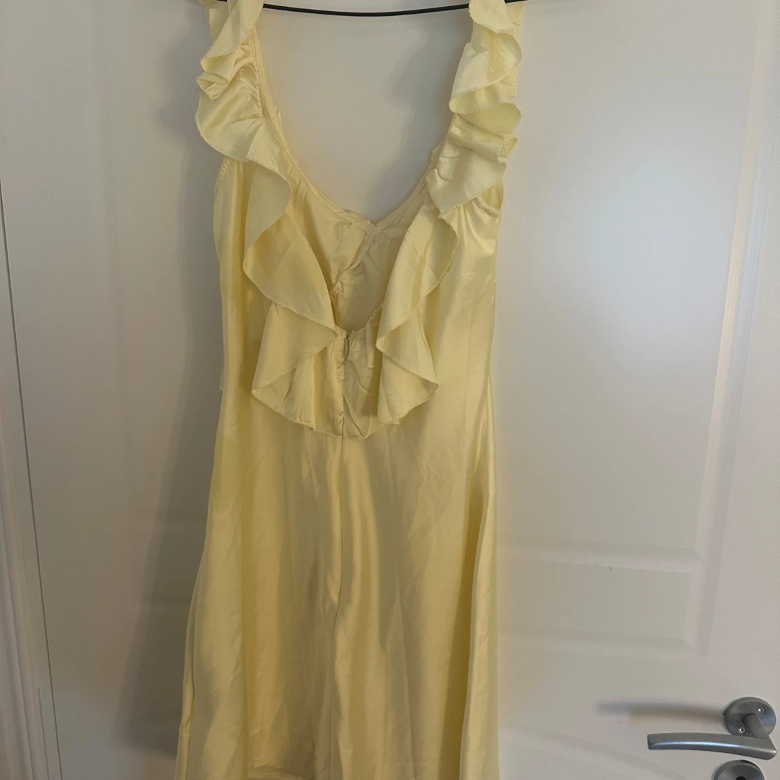 Ljusgul volangklänning från Mussera - 1
