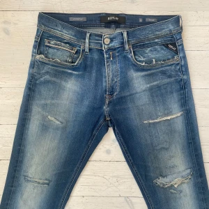 Replay Grover slitna jeans - Sjukt snygga slitna Replay jeans i modellen Grover 🙌 Har också en lagning i skrevet men syns inte utifrån, skriv vid fråga 👍 Storlekslappen är bortklippt men de är 32/32