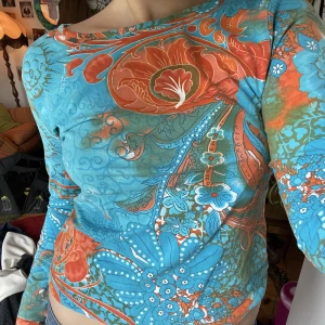 Färgglad långärmad topp - Så himla vacker topp med längre armar! Lite båtringad och så skönt material verkligen🙌 passar även M! älskar färgerna och mönstret är så fint och trendigt! Skriv vid frågor☺️