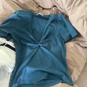 Zara topp  - Jättesöt Zara topp som är typ mörkgrön/ blå aktig i färgen. Super fin och i bra skick 
