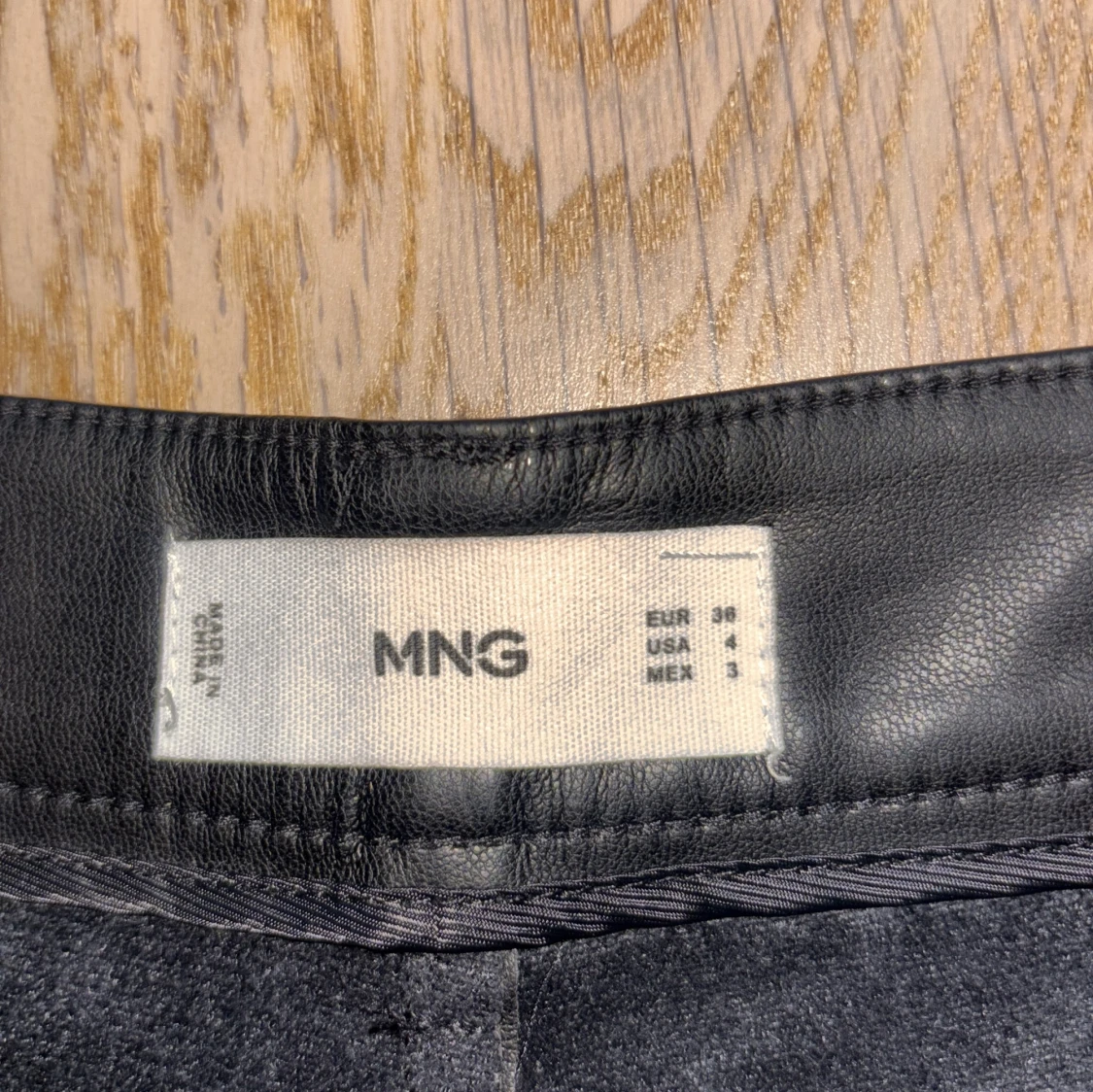 Svarta raka byxor i skinnlook MNG - 2