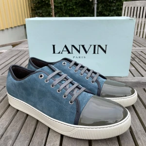 Lanvin skor (nya) - Hej! Säljer nu dessa sjukt snygga Lanvin skor. Skorna är nästan nya, använda en gång! Vi rekommenderar att gå ner en storlek. Har ett begränsat antal boxar och dustbag! Hör gärna av dig vid frågor 