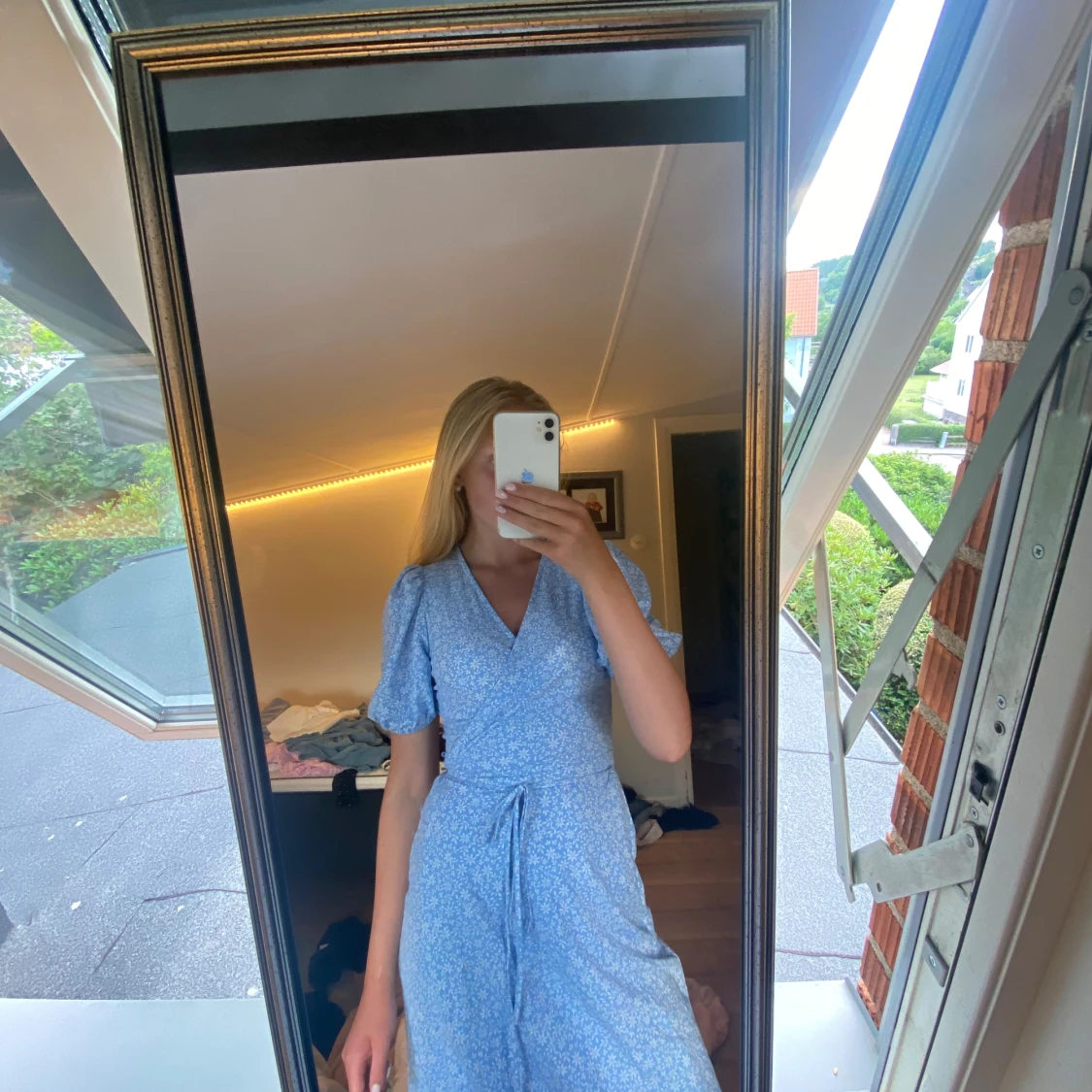 Blå blommig omlottklänning