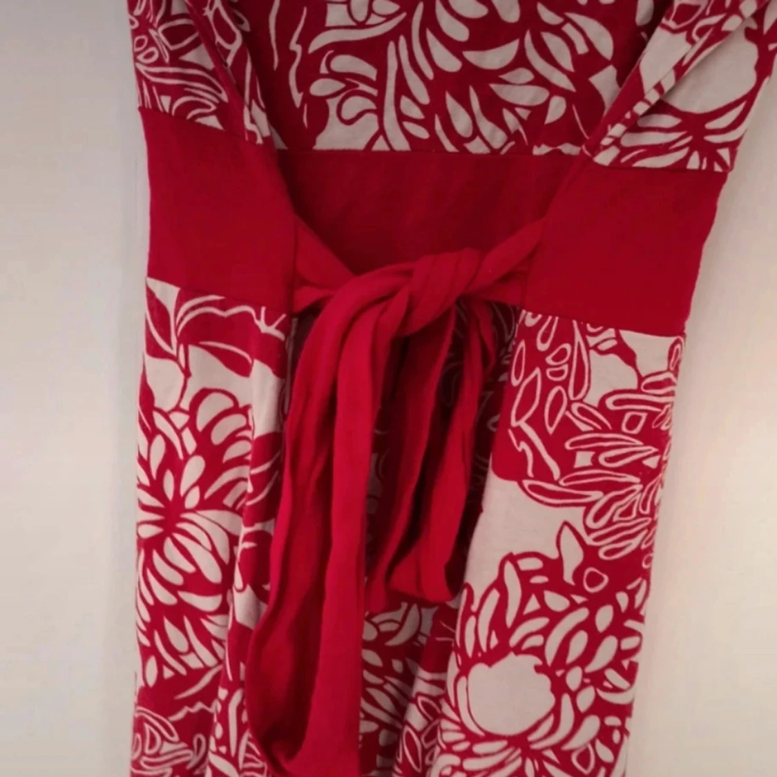 Rödvit blommig omlottklänning - 2