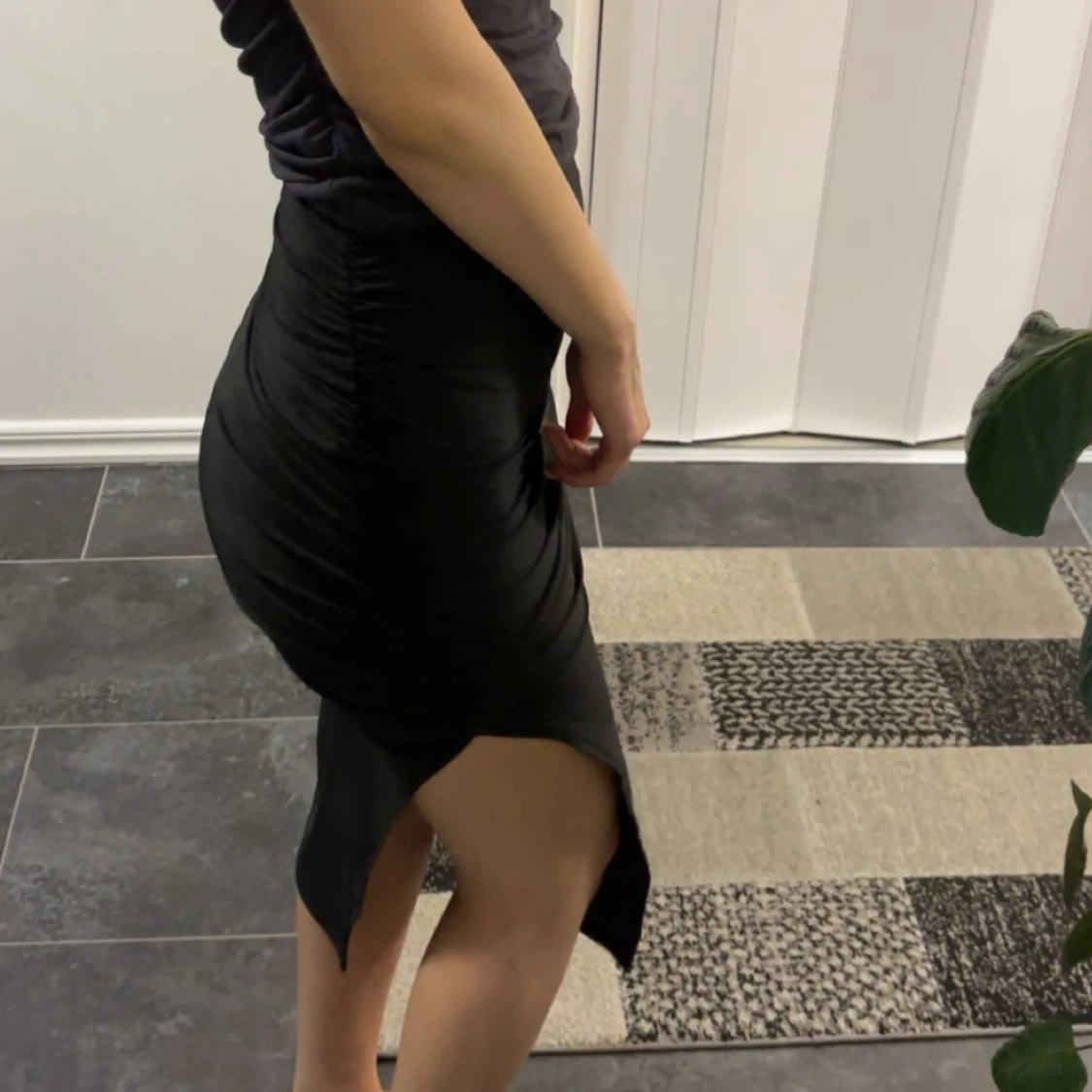 Svart långkjol med slits - 1