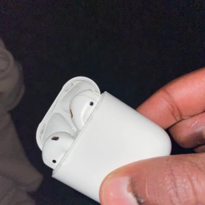AirPods  - Använda 1 gång.                                                         Självfärd.