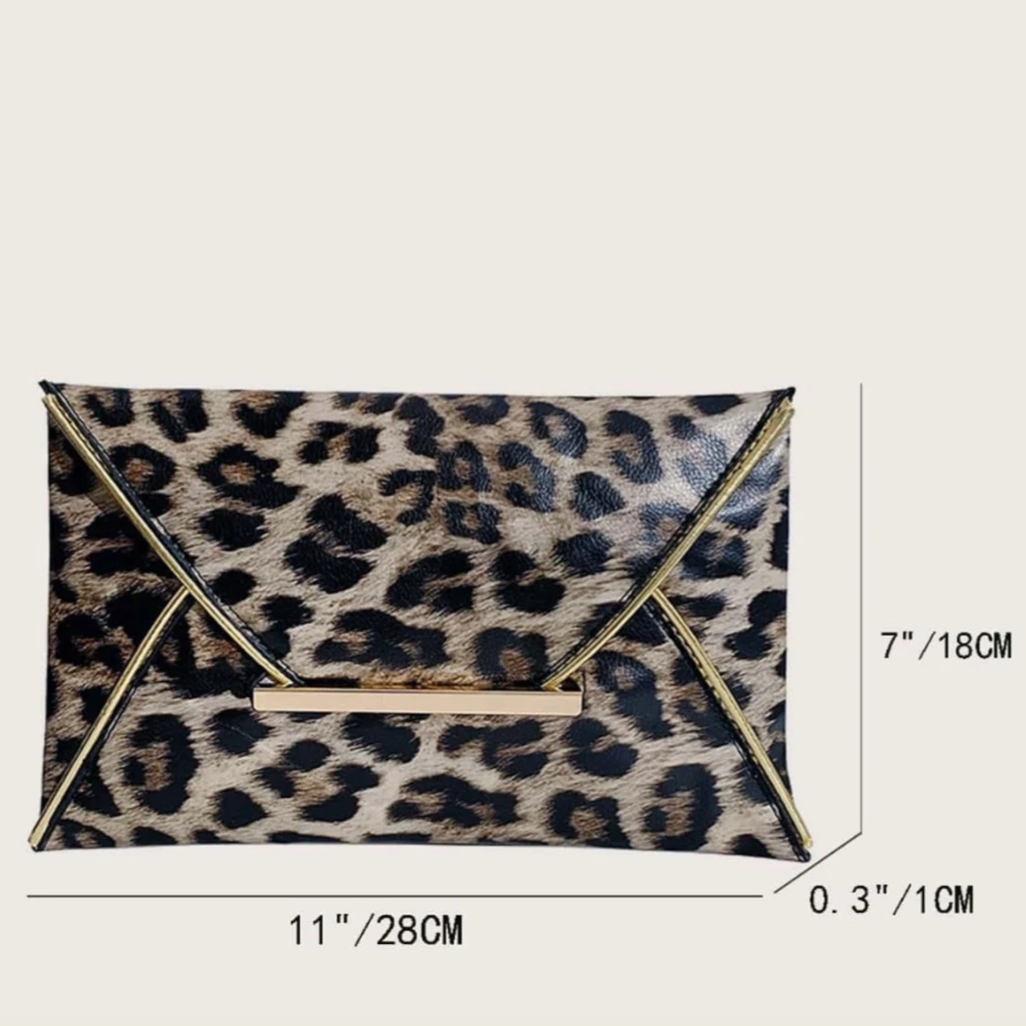Leopardmönstrad kuvertväska med gulddetaljer - 1