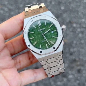 Seiko olive Royal Oak mod - Nu är denna Olive Royal Oak-mod färdigbyggd och till salu! (Custom-made.) Diameter: 41 mm | Tjocklek: 12 mm | Seiko NH35 automatiskt urverk | Safirglas (AR-behandlat) | 316L stålboett & armband (fjärilslås) | Luminova | 3 ATM | Genomskinlig baksida | Justerbar: 14,5–22 cm. Klockfodral & verktyg ingår. Frågor? DM! 