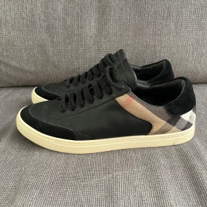 Burberry skor - Tjena, säljer nu dessa riktigt snygga och populära burberry skorna i bra skick, versitiare collective tag ingår, hör av er vid frågor och funderingar🙌🤝