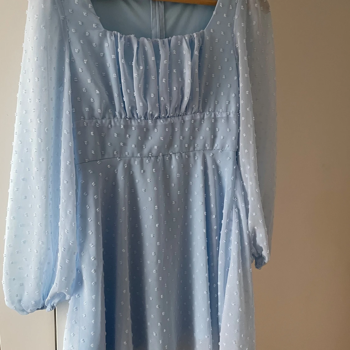 Ljusblå långklänning med puffärmar