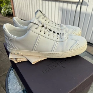 Valentino flycrew  - Säljer nu dessa Valentino Garavani flycrews. Skorna har en rund tå och är tillverkade i skinn. Perfekta för en stilren look. De är endast använda nån enstaka gång och är därmed i mycket bra skick. Skicket skulle jag påstå är 9/10 då det inte finns några skador och alla nitar är kvar, men det finns några creases. Köpta från vestiaire i nyskick, kvitto finns och bild på det digitala kvittot är endast att kontakta mig för att få! Priset går att diskutera! Vid frågor är det bara att höra av sig! 