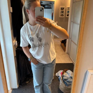 Vit t-shirt med tryck - Vit t-shirt med tryck. Loose fit och i storlek Medium