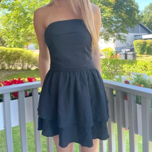 Klänning - Jättefin axelbandslös volangklänning! Köpt på cider för några år sedan men knappt använd❤️Säljer då den är lite kort för mig, jag är 178!