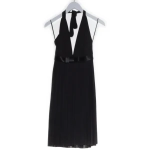 Svart halterneckklänning Vero Moda - Supersnygg svart halterneckklänning från Vero Moda med en liten rosett där fram. 💕