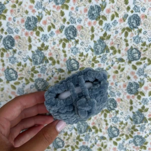 Virkat fodral - Egenvirkat blått fodral för t.ex hörlurar!                  Hör av er vid frågor eller önskemål 💙