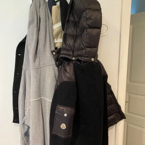 Sällsynt Moncler Cardigan - Säljer denna sällsynta Moncler Cardigan då den inte passar längre, finns knappast tecken på användning och säljer för bra pris då jag vill få den såld snabbt. Felfritt att skriva vid frågor eller funderingar. Öppen för byten!