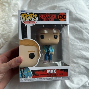 Stranger Things: Max (Funko Pop! #1243) - Cool Funko Pop! vinylfigur av Max från Stranger Things. Perfekt för fans av serien som vill samla på sina favoritkaraktärer. Figuren kommer i originalförpackning och är en grym detalj till din samling eller som present till någon som älskar popkultur. Pris kan diskuteras! 