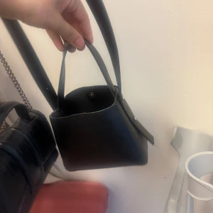 Gina Tricot Puu bag - Väska från Gina tricot. Jätte fin och knappast använd men den har en liten repa. Nypris 299kr