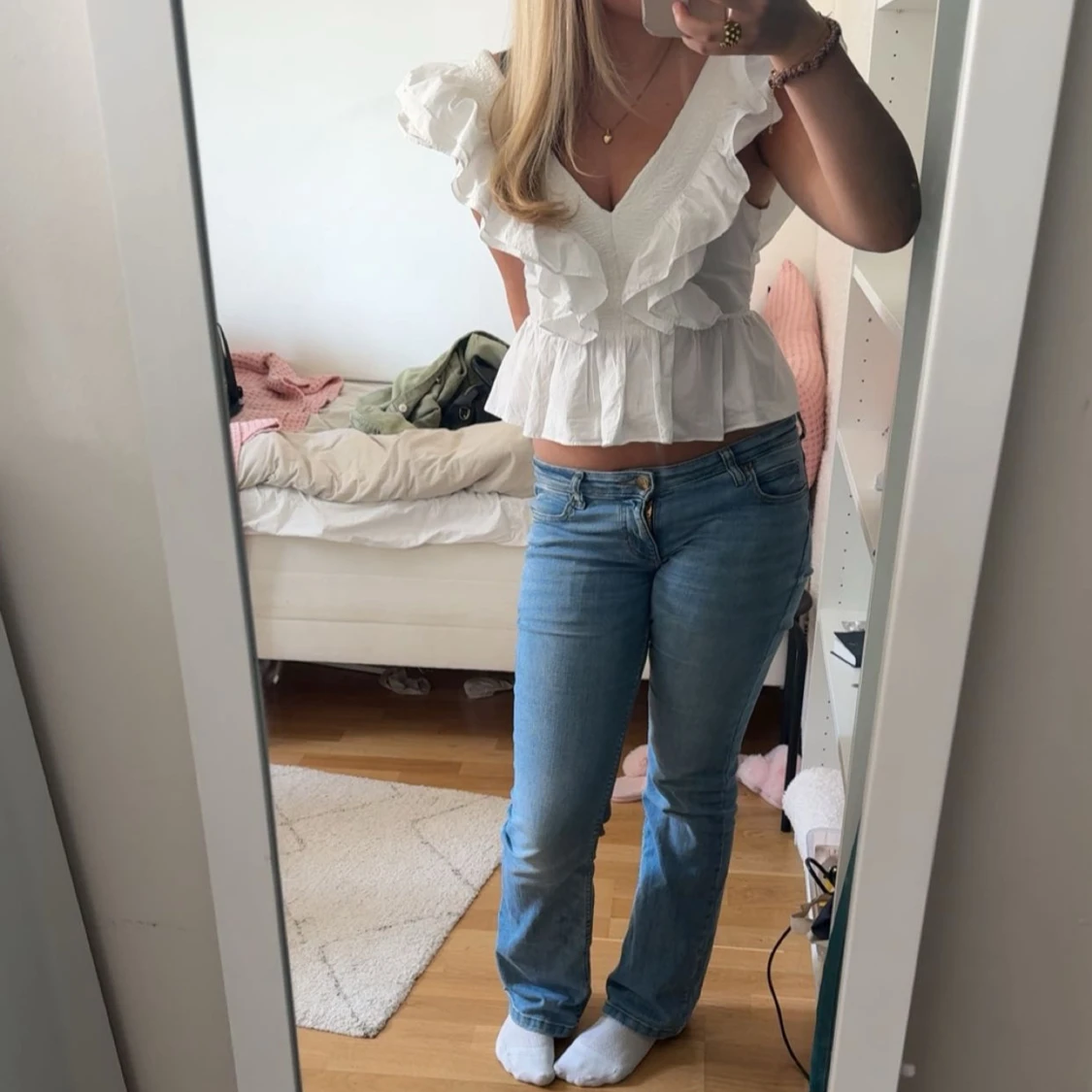 Vit volangblus med v-ringning - 1