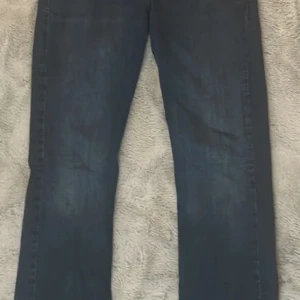 Mörkblå jeans från LTB Valerie - Snygga mörkblå jeans från LTB, modell Valerie. Klassisk femficksdesign med lätt slitning. Jeansen är lite low waist och bootcut 