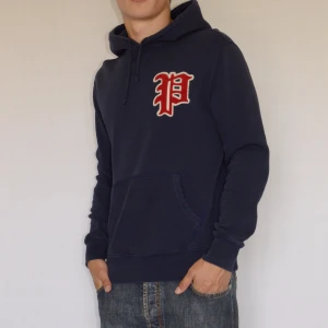 Ralph Lauren hoodie   - POLO RALPH LAUREN HOODIE  Storlek : S  Passform : Passar s/m  Användning : Hoodien är i ett fint skick utan defekter  Nypris : Cirka 2500SEK  Modellen på bilen är 182CM och väger 80KG
