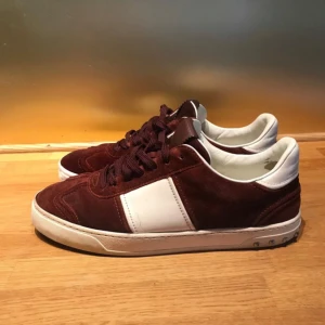 Valentino Flycrews - Storlek 42,5 - Säljer dessa äkta, snygga designer sneakers/skor ifrån märket Valentino Garavani.Bra skick bortsett från att ena sulan är lagad med kludd och tejp. Tycker man inte om lösningen kan man fixa det hos skomakare. Såklart äkta. 