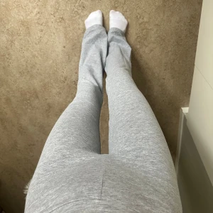 Grå bootcut leggings med hög midja - Ljusgrå leggings med bootcut och hög midja. Aldrig använda ute enbart använda en gång hemma så mycket fint skick!!
