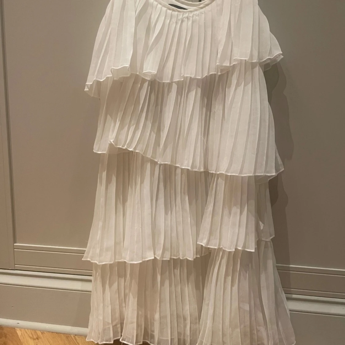 Vit klänning med volanger - 1
